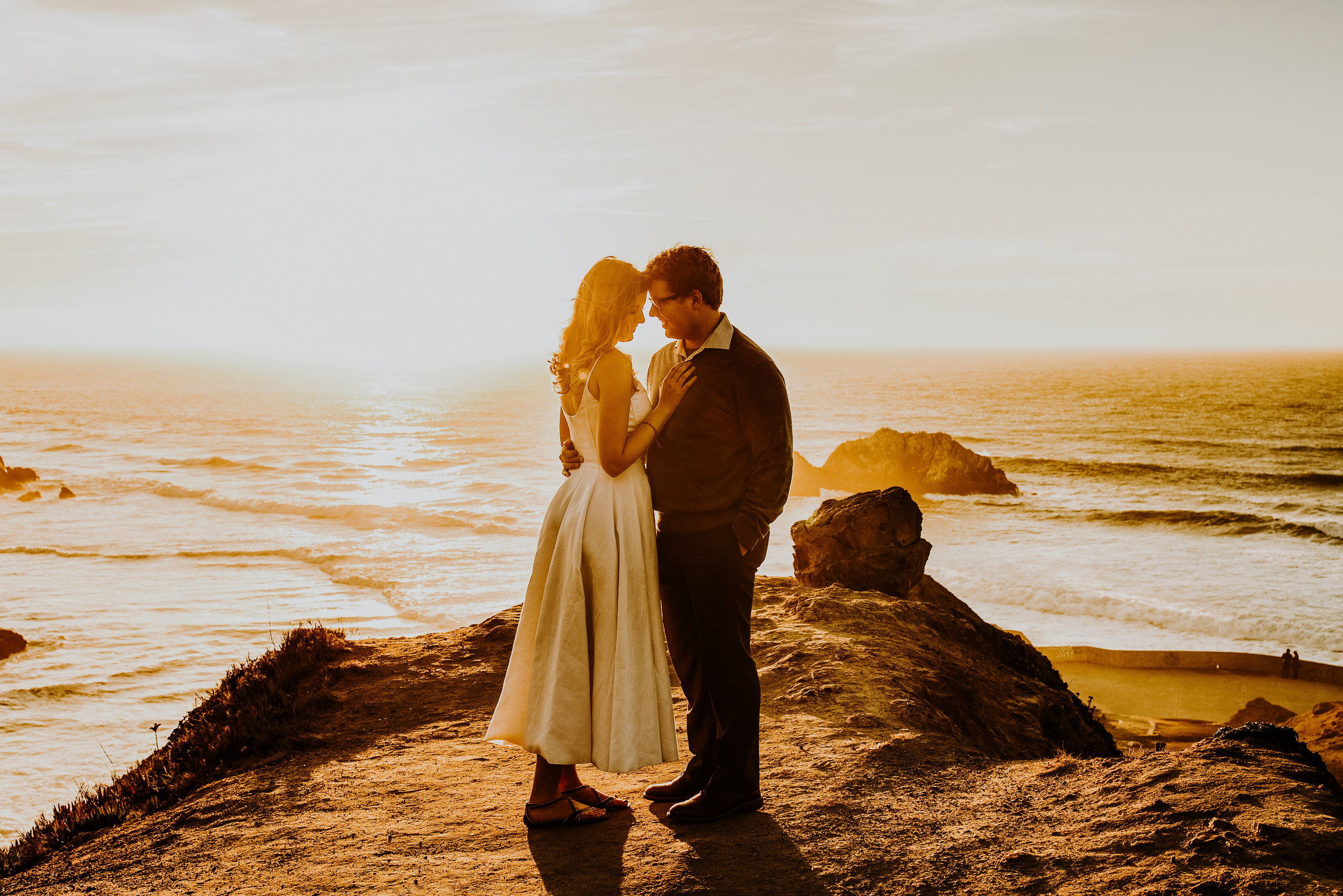 san francisco bay area photographer bre thurston | pacific coast outdoor lifestyle photography engagement shoot | happy couple at sunset