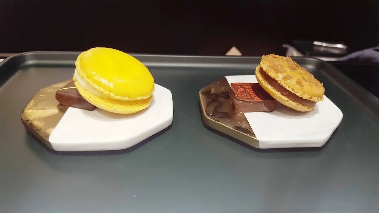左:檸檬馬卡龍 + 檸檬&柚子甘納許 右:鹹味奶油焦糖 + 秘魯可可豆到甘納許