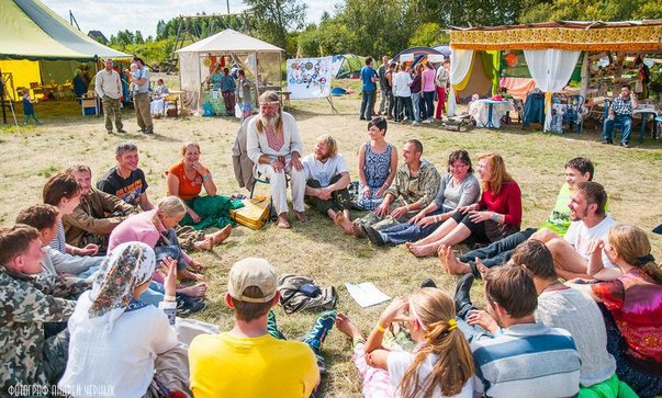 DIVERTIRSI&STUDIARE Proprio quello che cercavi? Vedrai con i tuoi occhi come è stato ricreato lo stile di vita originale della Russia antica. Farai numerose attività creative nel villaggio, visiterai luoghi di forza spirituale.