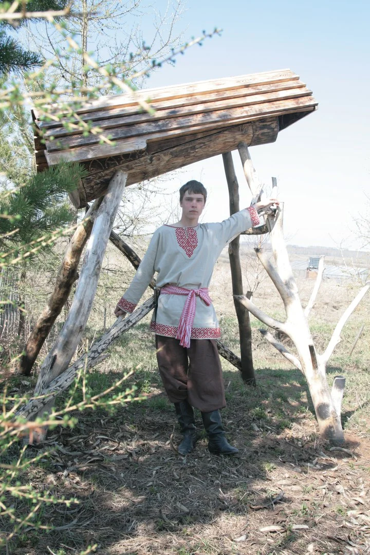 MICHAIL ERSHOV Esperto nell'organizzazione e nella gestione degli eventi a SvetoRussye. Inoltre si occupa della produzione di pane artigianale. Tutor del gruppo. Animatore di serate divertimento, cori, danze circolari.