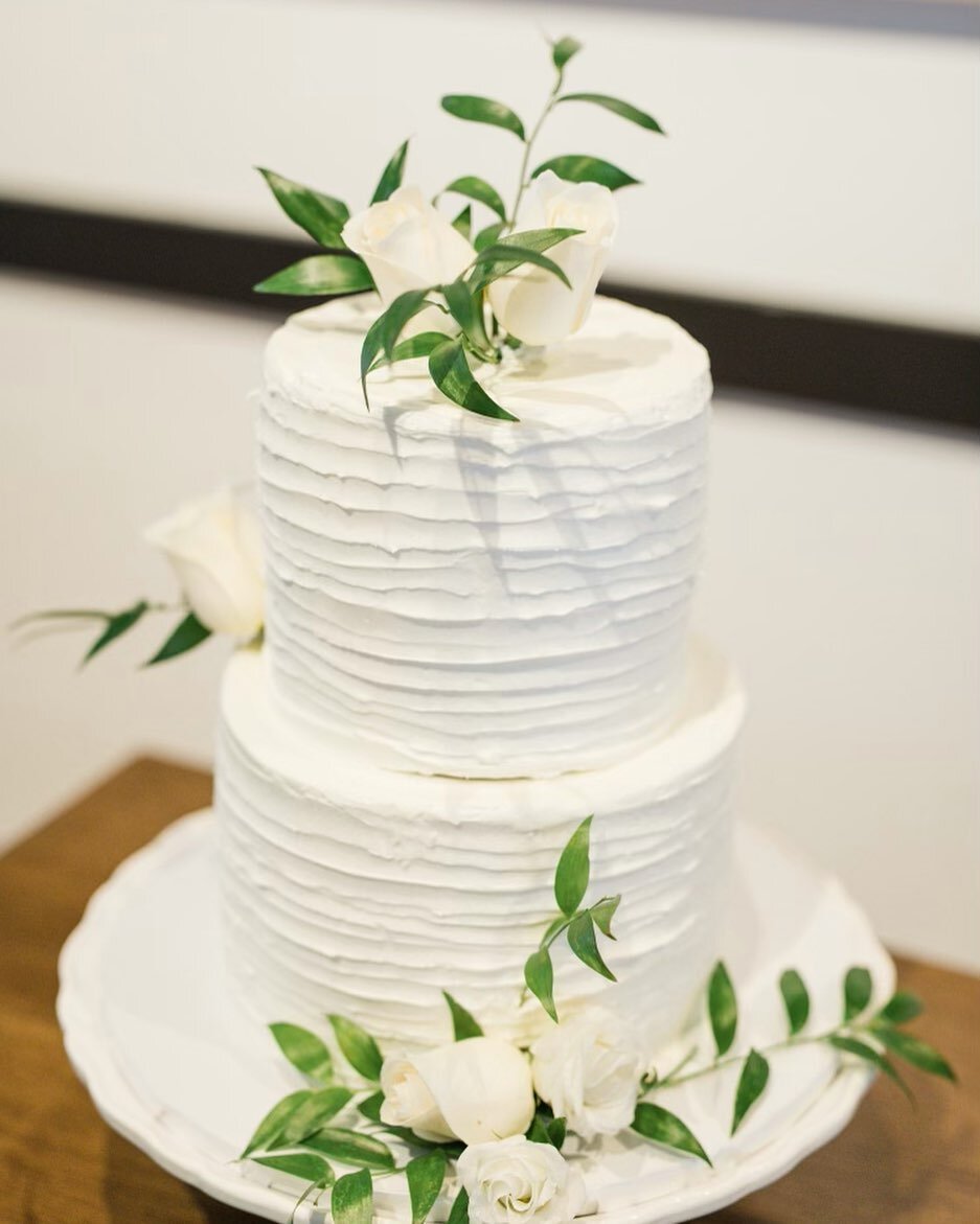 Wedding cake floral decor 🌿 Floral Design @floraldesignsbysofie Photo @clybymatthew Wedding planning @angiandco Venue @thehillcloster #weddingflower #weddingfloral #weddingcake #weddingflowerdecor #cakeflower #greenwhite #rusticflowers #weddingflowe