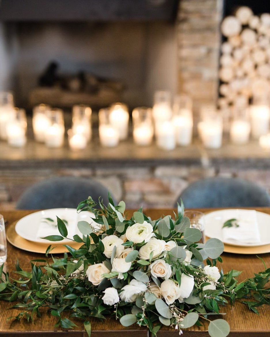 Sweetheart table with a bride bouquet 🌿 My clients often ask me how they can decorate their sweetheart table. My answer is always same: Reuse their personal flowers or alter flowers or everything as long as it fits. If any of these doesn&rsquo;t wor