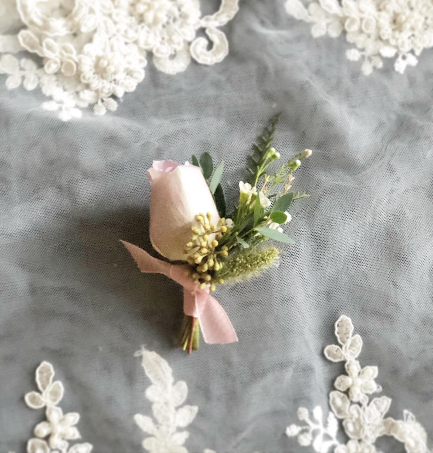 Boutonnière 🌿 It might look just tiny/ simple flower for a man but it&rsquo;s an actual mini flower arrangement that not only contains an essential element used for a wedding flower but also takes more time and efforts than you might think it would