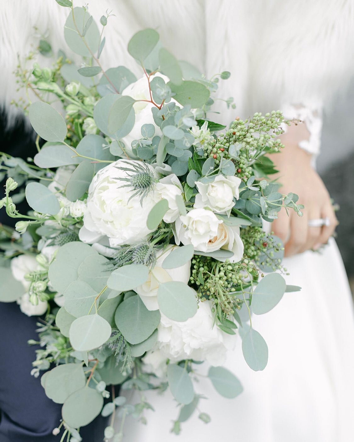 Bride bouquet 🌿 Floral Design @floraldesignsbysofie Photo @lovedanielleoh Venue @libertyhouserestaurant #weddingflower #weddingfloral #weddingday #wedding #winterwedding #weddingflowers #weddingflorals #bridebouquet #bridalbouquet #bride #weddingflo