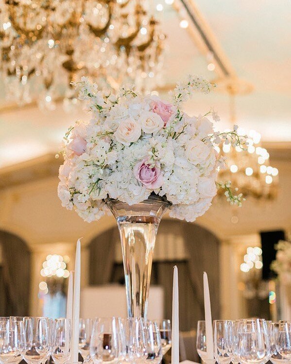 Tall flower centerpiece 🌸 Floral Design @floraldesignsbysofie Photo @ashergardner_ Wedding Cake @mydaughterscakes Venue @stregisnewyork #wedding #weddingday #weddingflower #weddingfloral #weddingflowerideas #weddingflowerinspiration #weddingflowers 