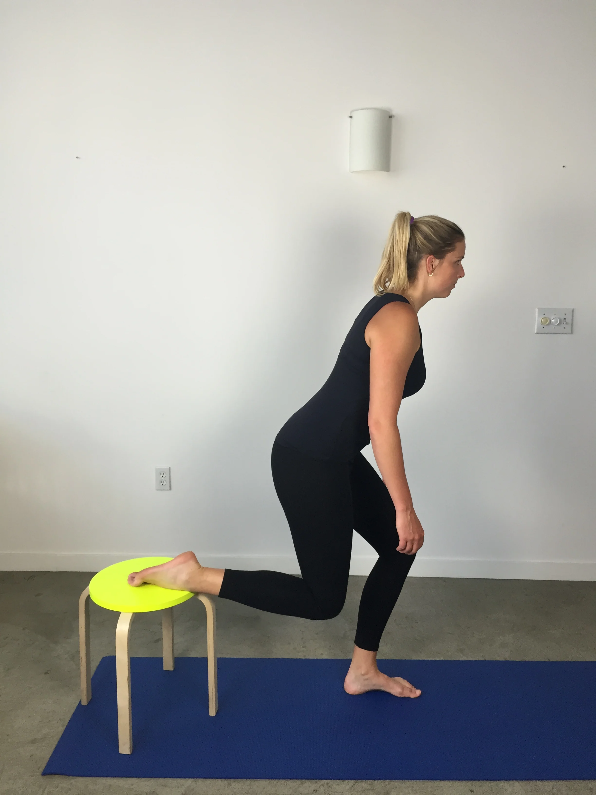 Bulgarian lunge w stool - end position