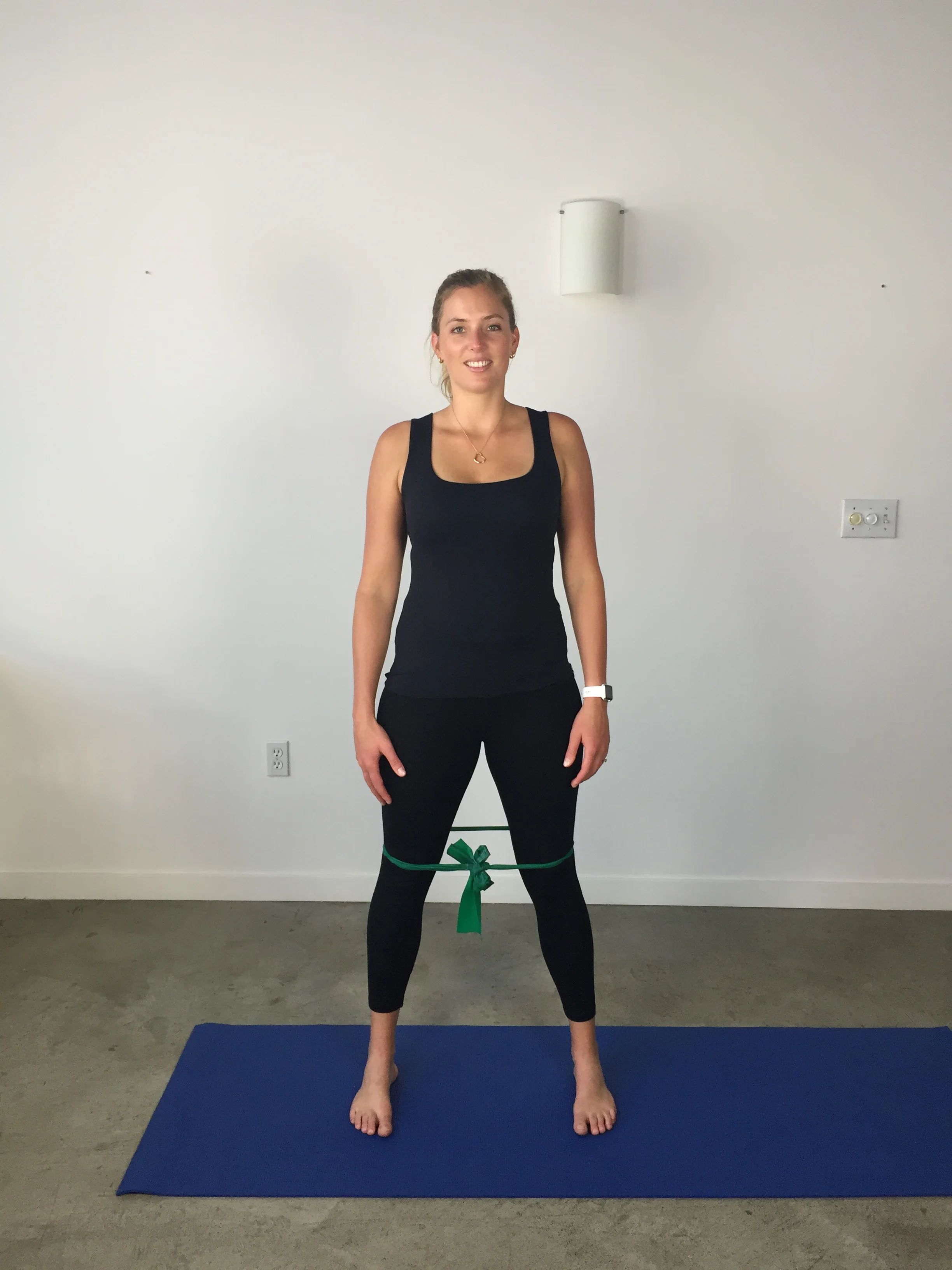Theraband squat - start position