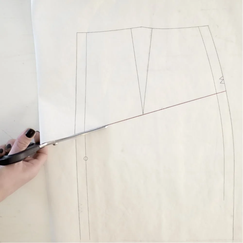 ::::3. cut the pattern copy along the guideline ::3. taglia la copia del modello lungo la linea guida::::