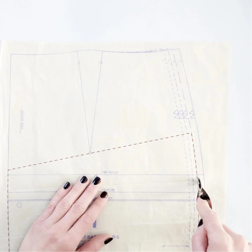 ::::2. trace the outside contour of the pattern until you reach a guideline ::2. traccia il contorno esterno del modello finche non incontri una guida::::