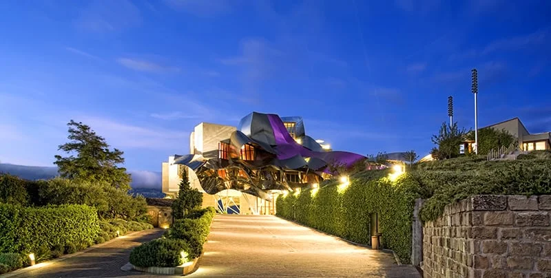 Ciudad del Vino - Hotel Marqués de Riscal: Edificio principal al fondo, a la derecha la ampliación del hotel - Autor: © Daniel del Castillo