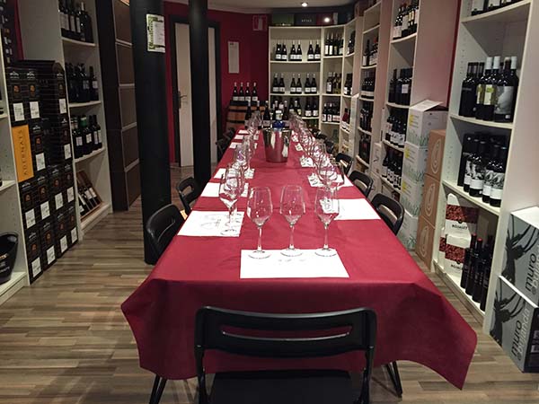 Interior de la Vinoteca Belostikale en Bilbao