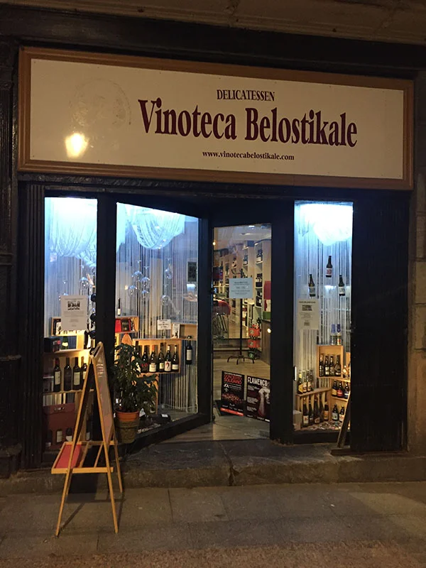 Fachada exterior de la Vinoteca Belostikale en Bilbao