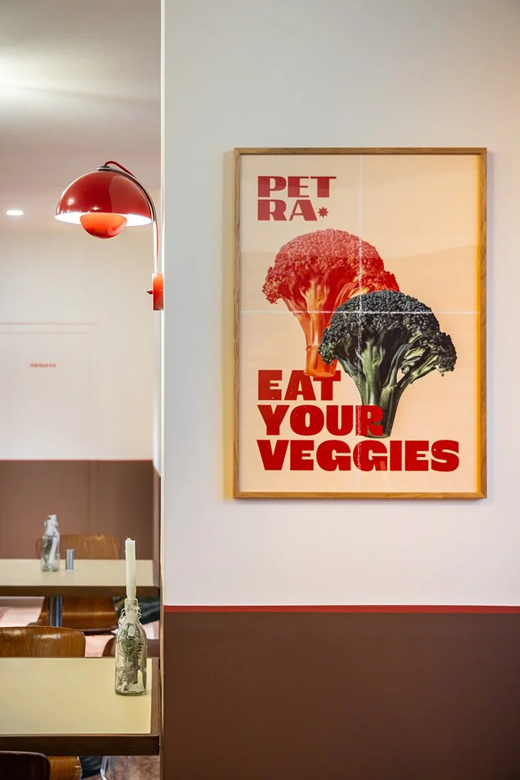  Petra.Obor: restaurant cu specific tradițional în București, unde mesele de familie și rețetele autentice își spun povestea. 