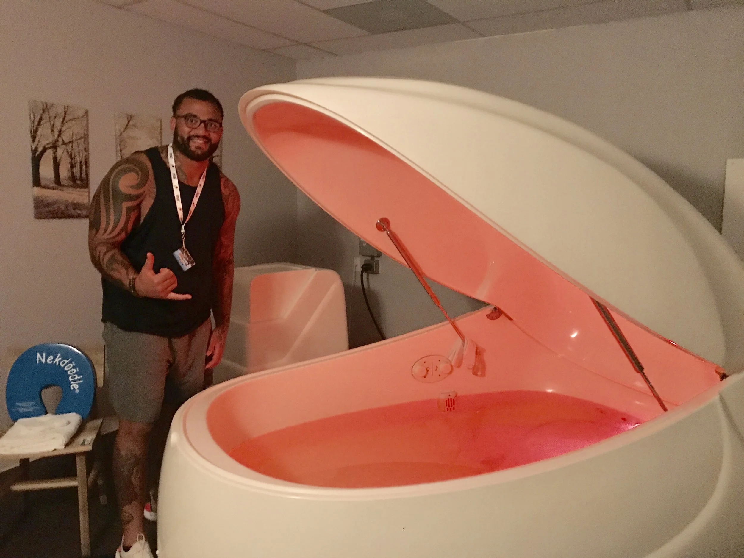 Hugh Thornton, OFFENSIVE GUARD OF THE WASHINGTON REDSKINS, NEXT TO ONE OF THE FLOAT ZONE’S PODS. ReD Light THERAPY HAS BEEN FOUND TO HELP RECOVERY FROM CONCUSSIONS AND TRAUMATIC BRAIN INJURY.