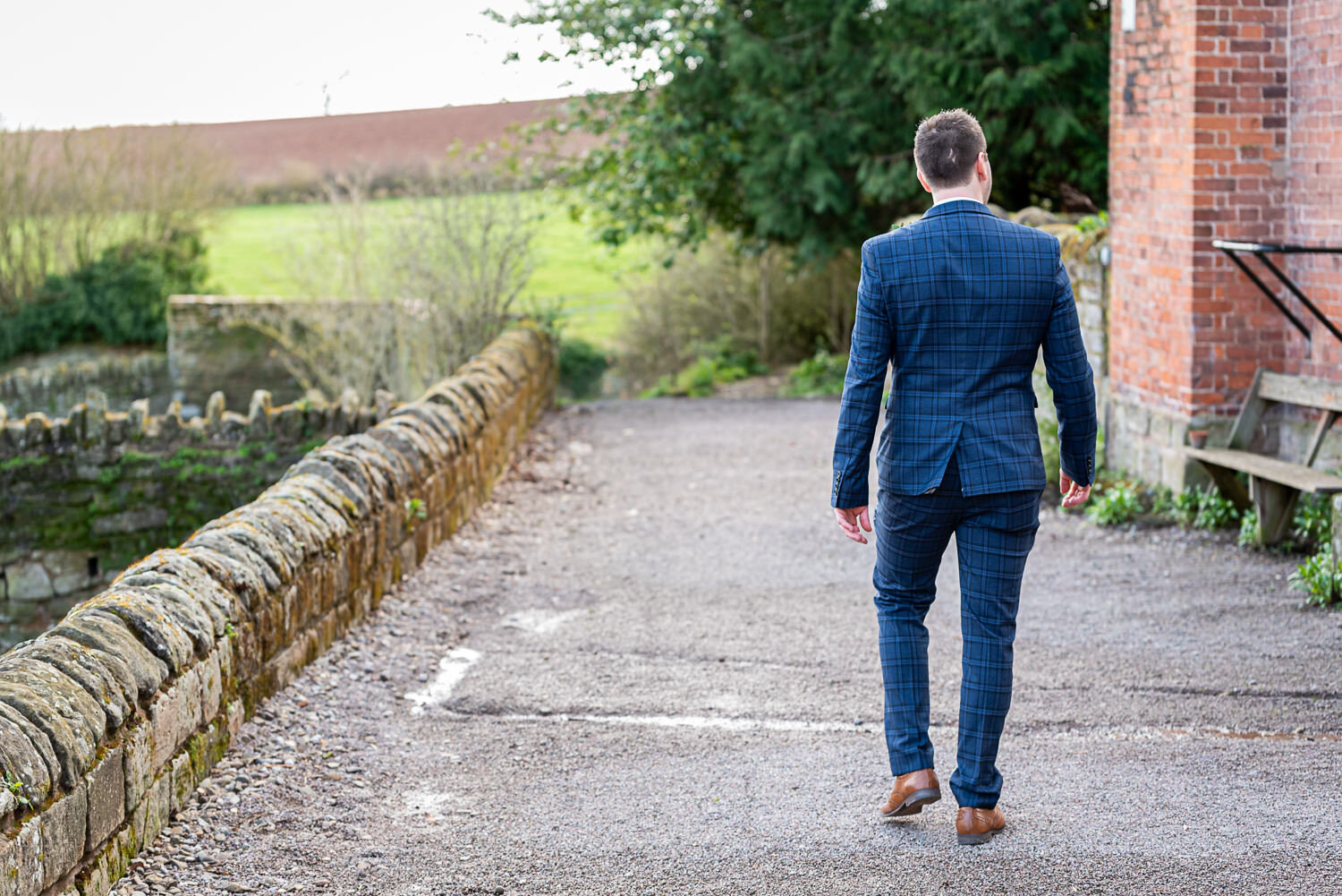 Groom heading to first look at Lyde Court