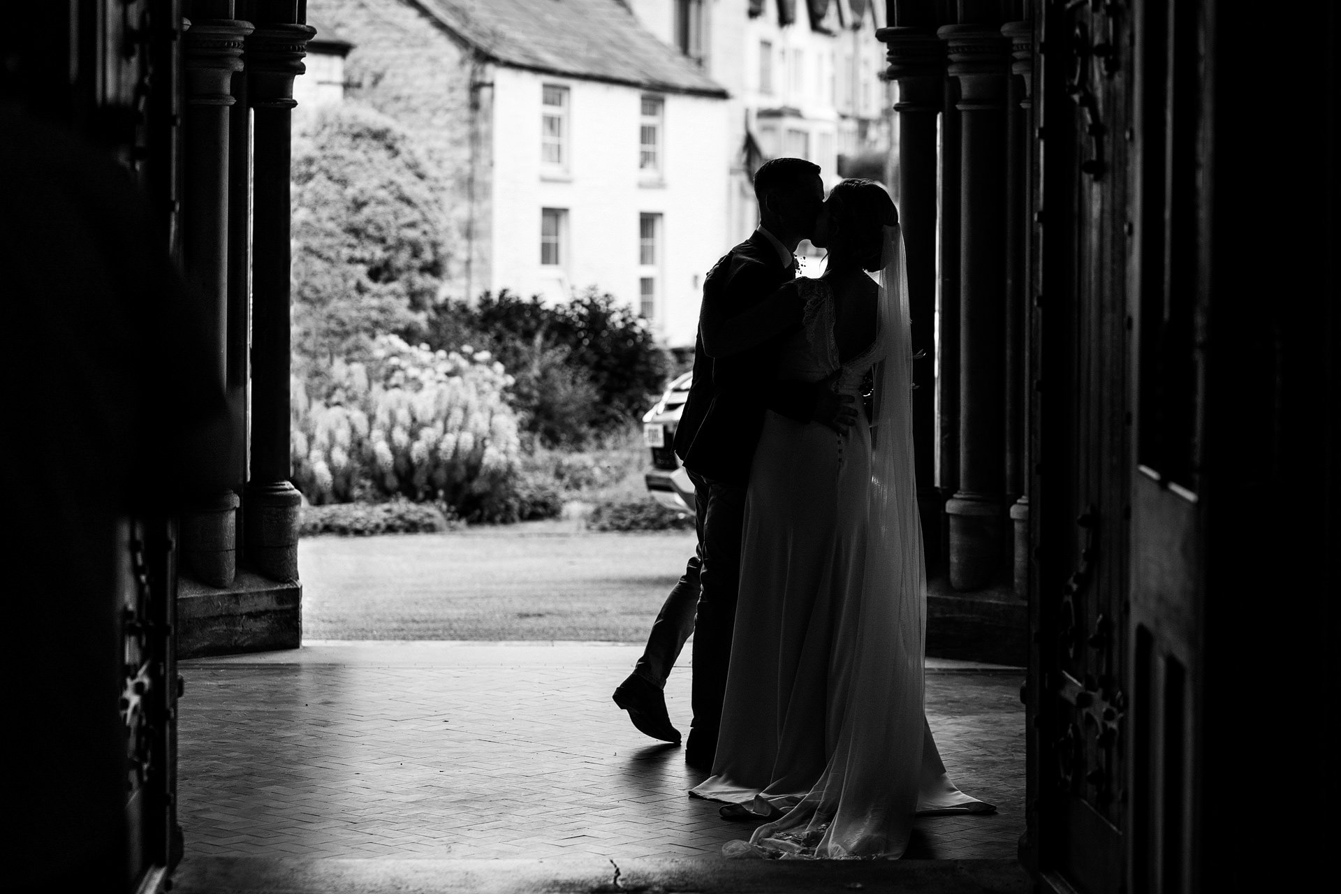 Cotswolds wedding first kiss