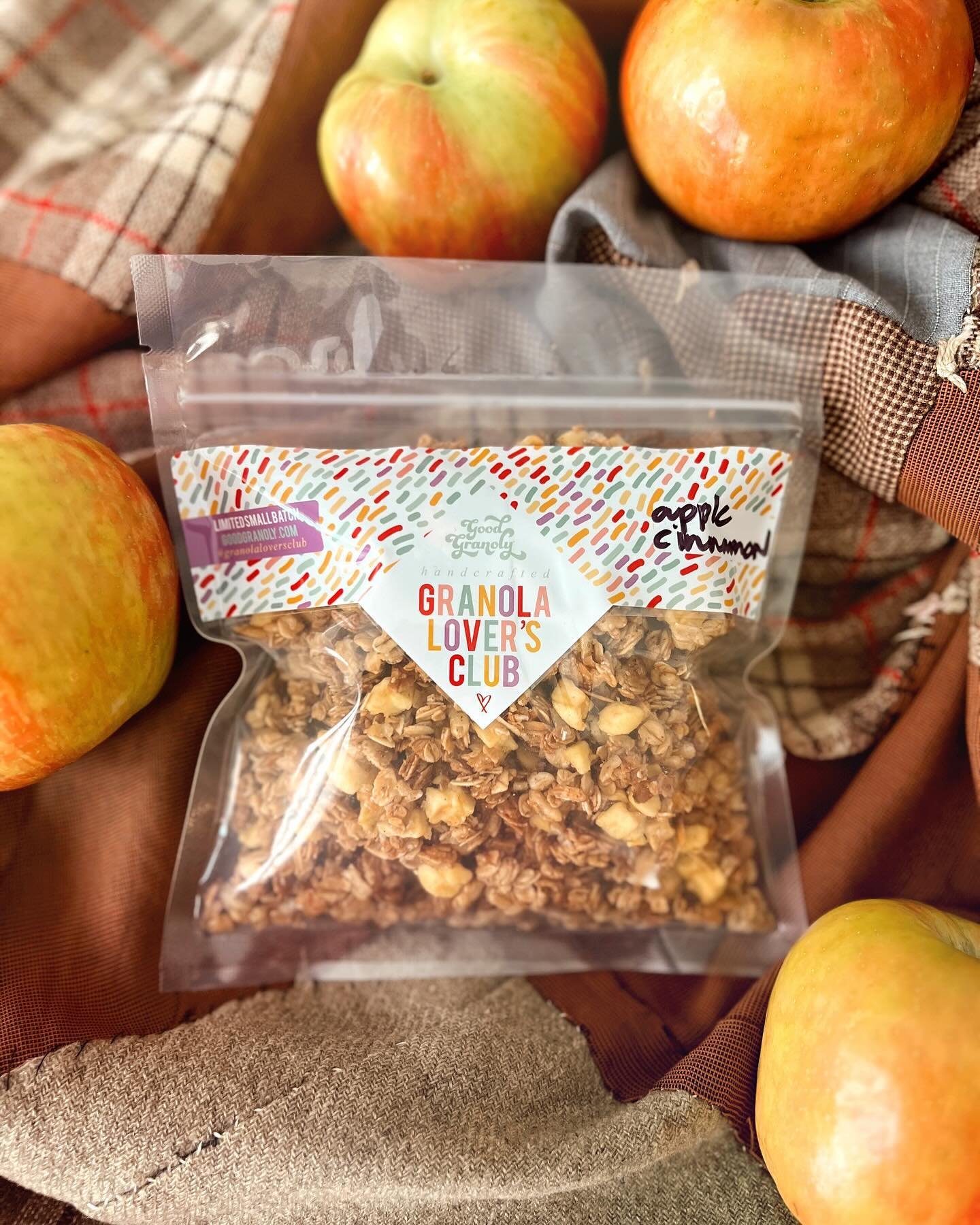 Drumrollllll for May&rsquo;s flavor of the month 🥁
APPLE CINNAMON 🍎🤎
A delicious, classic flavor combination. Baked with apples and cinnamon, nut free and finished off with naturally sweet dried Fuji apples. Yum diddddly dum 😋 
💌 order now throu