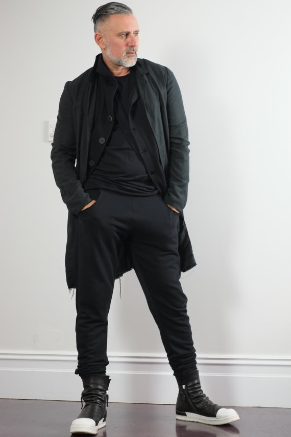 Drop-crotch pants that fit properly. The killer outfit here is the combination of many factors, first among them fit. Look at the differences in the way excess fabric "stacks" when the waist and legs aren't sized correctly (JB) vs. when they do (above.)