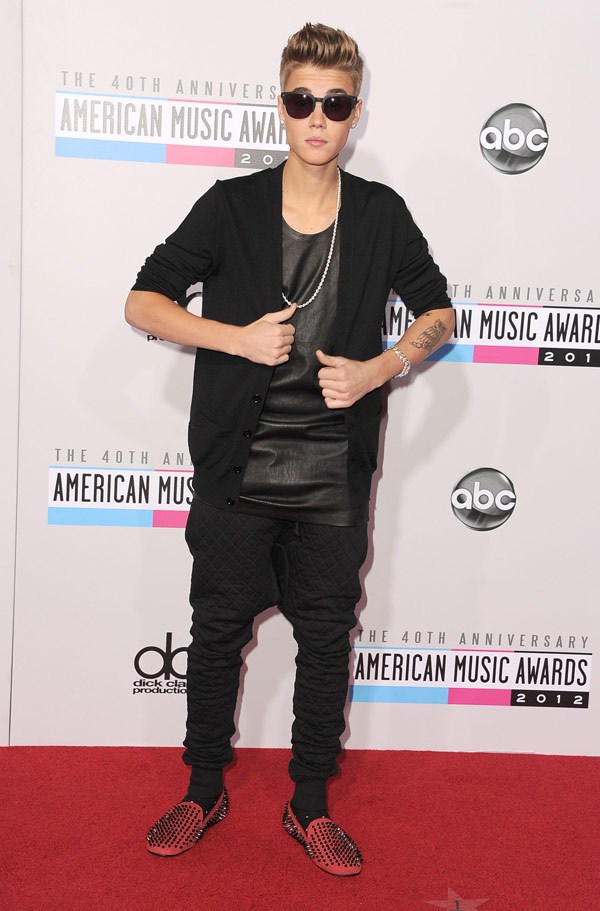 Justin Beiber in pants designed to sag (drop-crotch trousers) that are sagging to the point of ridicule. The laughable outfit here is because they simply don't fit his body type. 