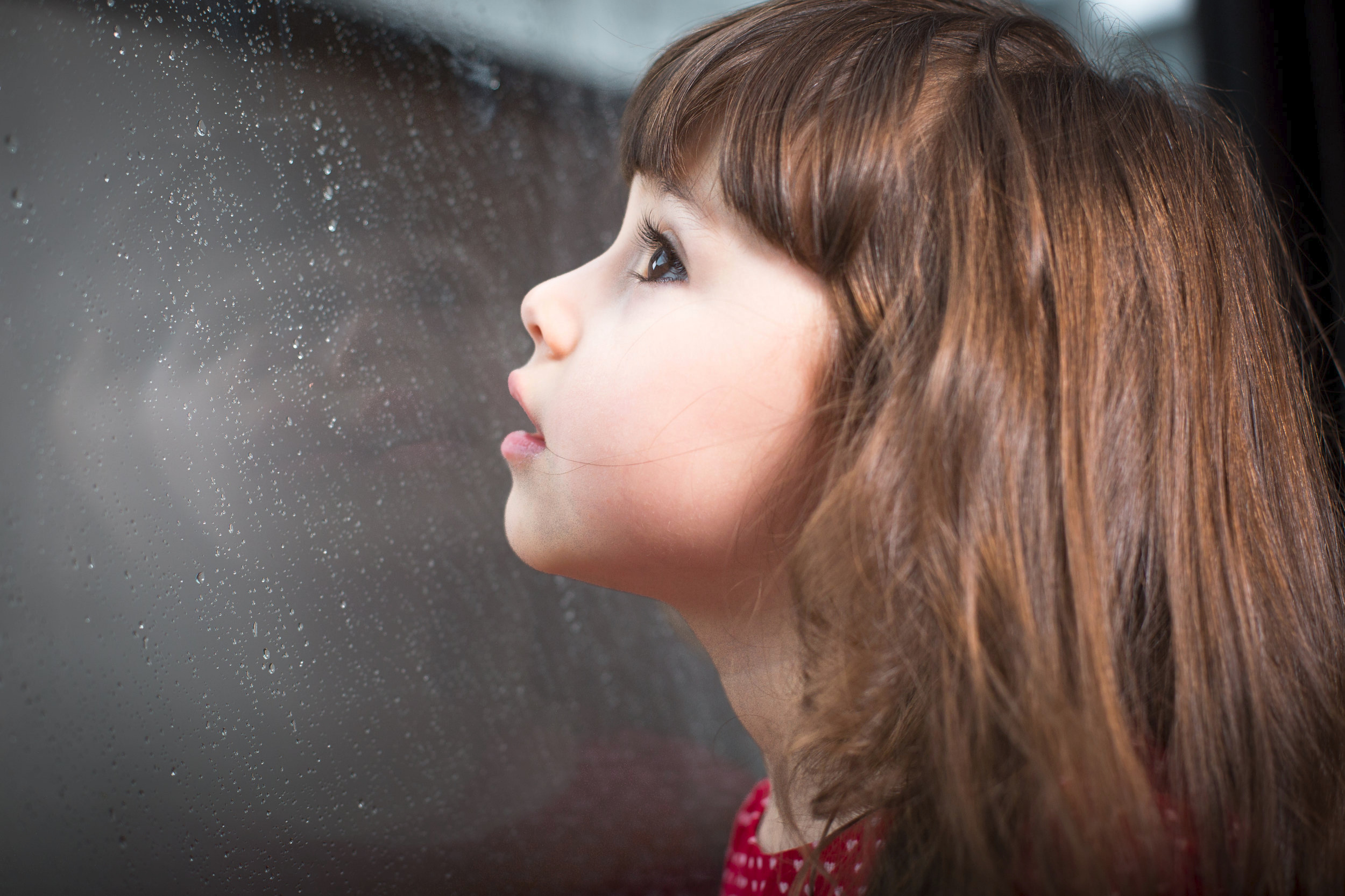 girl-looking-in-window-raining-london-lifestyle-shoot.jpg