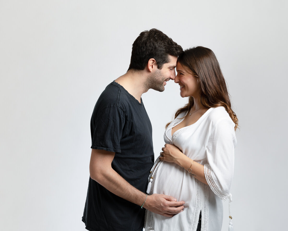 maternity-photo-couple-heads-touching.jpg