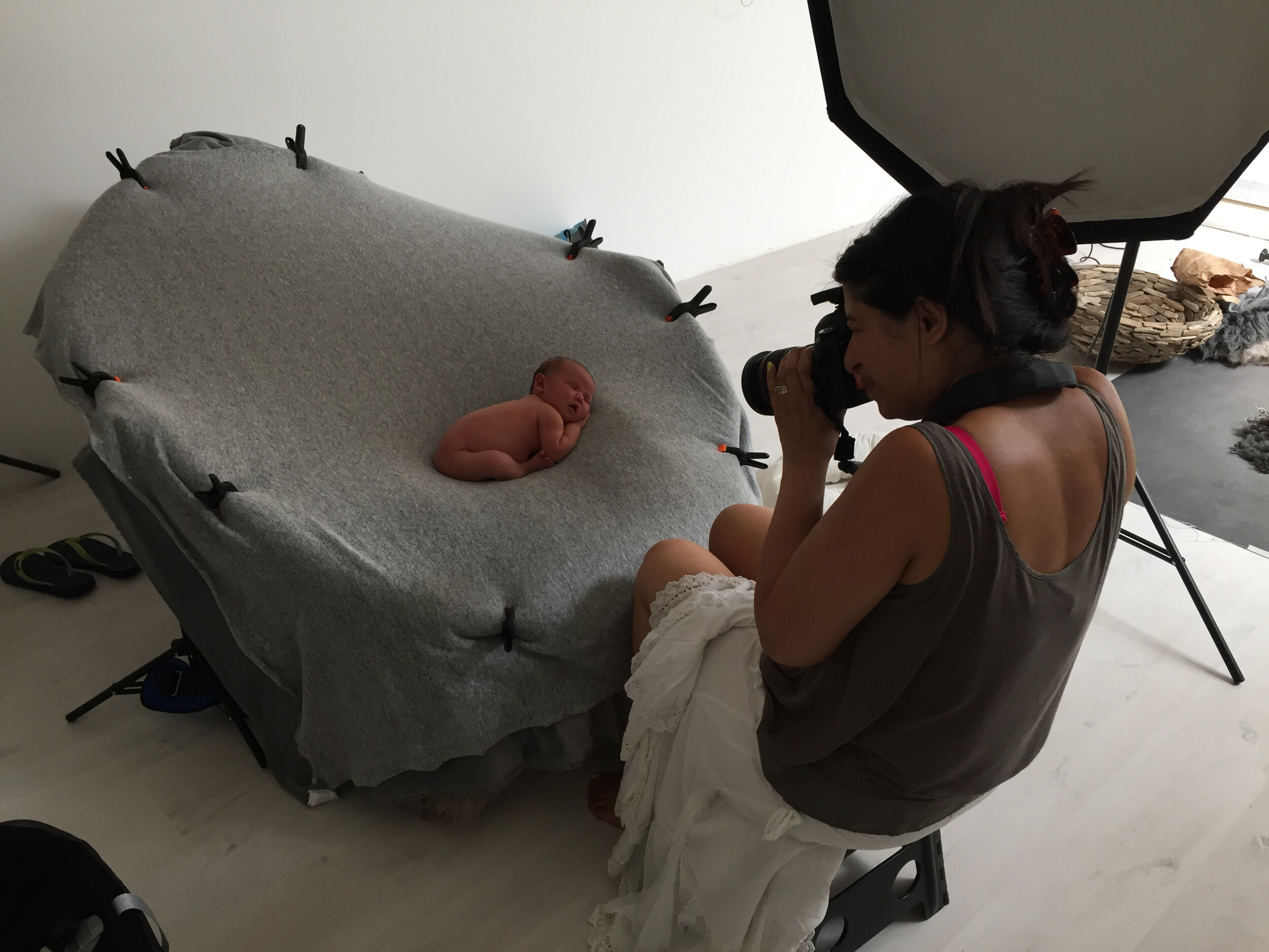 pull-back-posing-photographing-newborn-in-my-london-studio