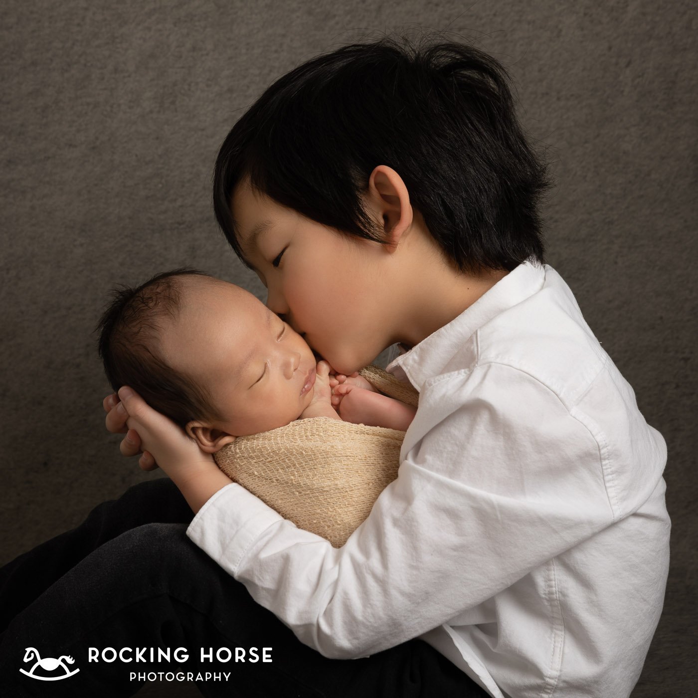 sibling-love-newborn-photoshoot