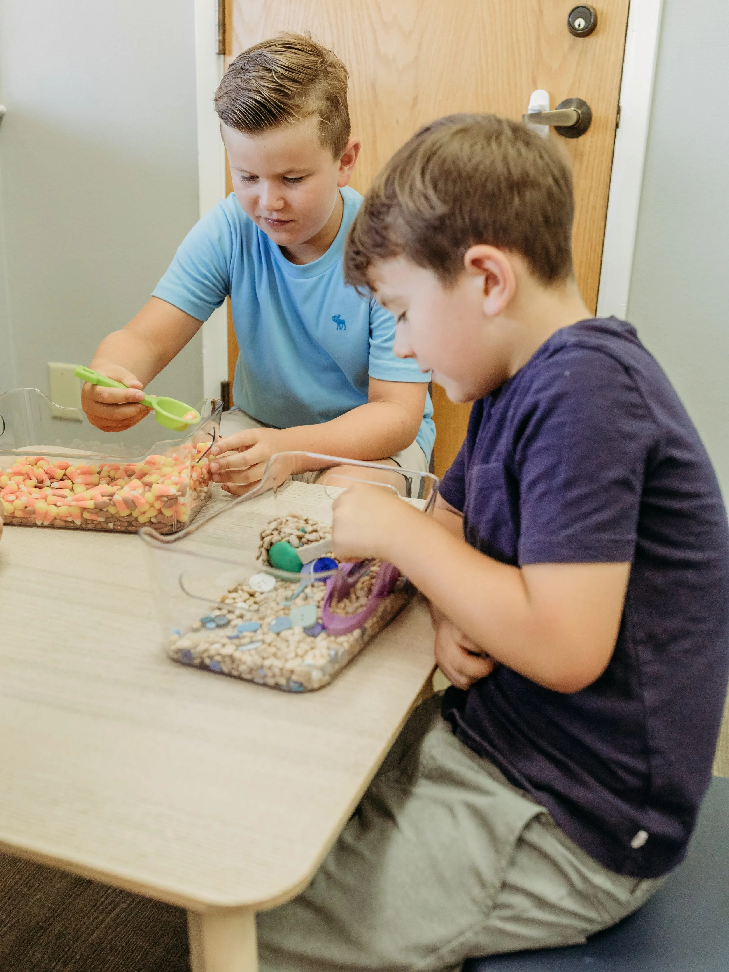 September brings new beginnings! 🎒 Starting or returning to school can be exciting and a little overwhelming for children and parents. Social stories are a helpful tool for preparing children for new experiences, such as a new school or teacher.