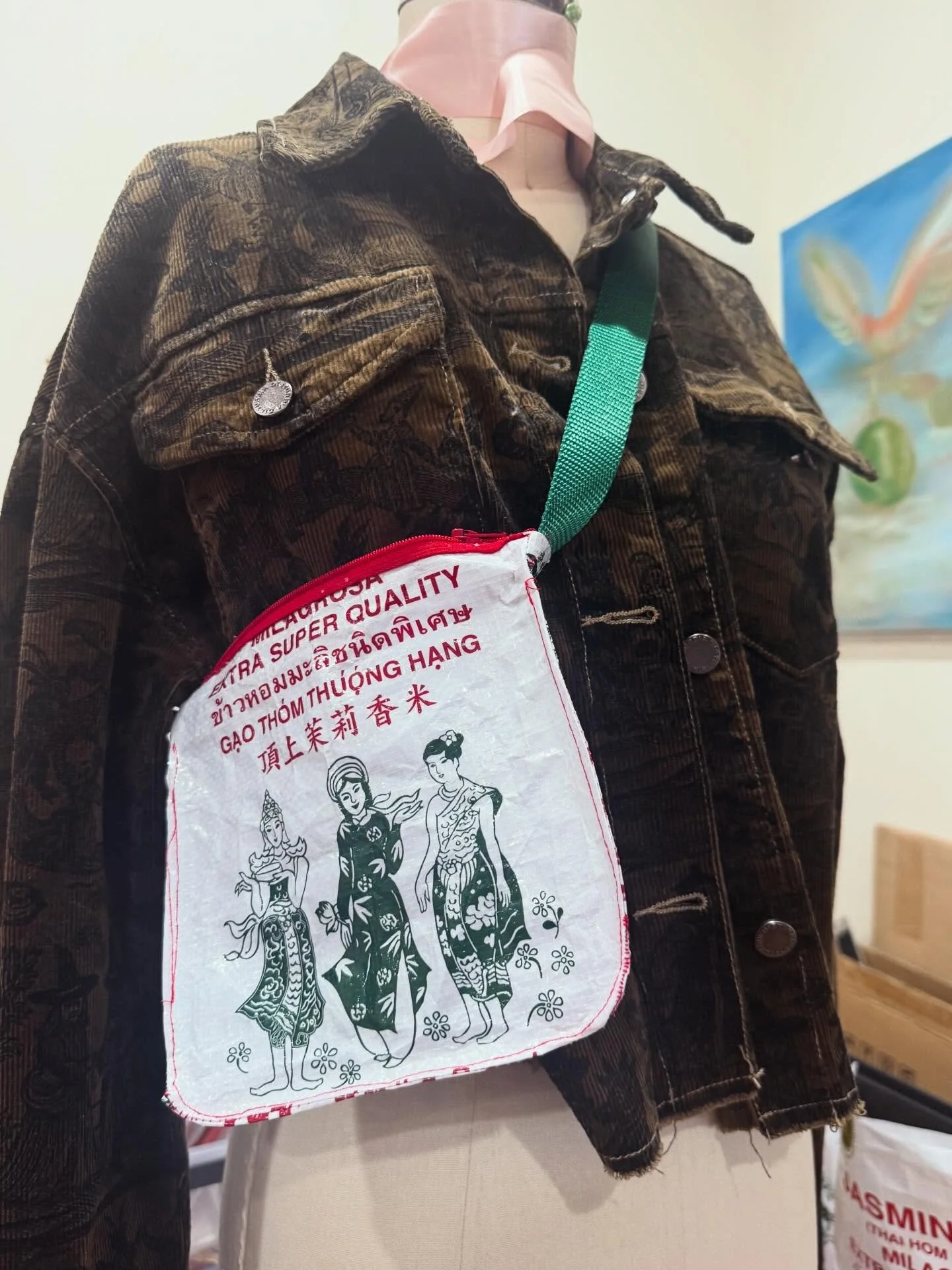 New crossbody design&mdash;more compact w/ stunner emerald green straps 💚❤️🧵🪡🌾🍚 

Super grateful for friends &amp; family who save their rice bags (my fave @threeladies.us ) to fuel my passion upcycle project 🫶🏾💗

#upcyclefashion #upcycle #sa