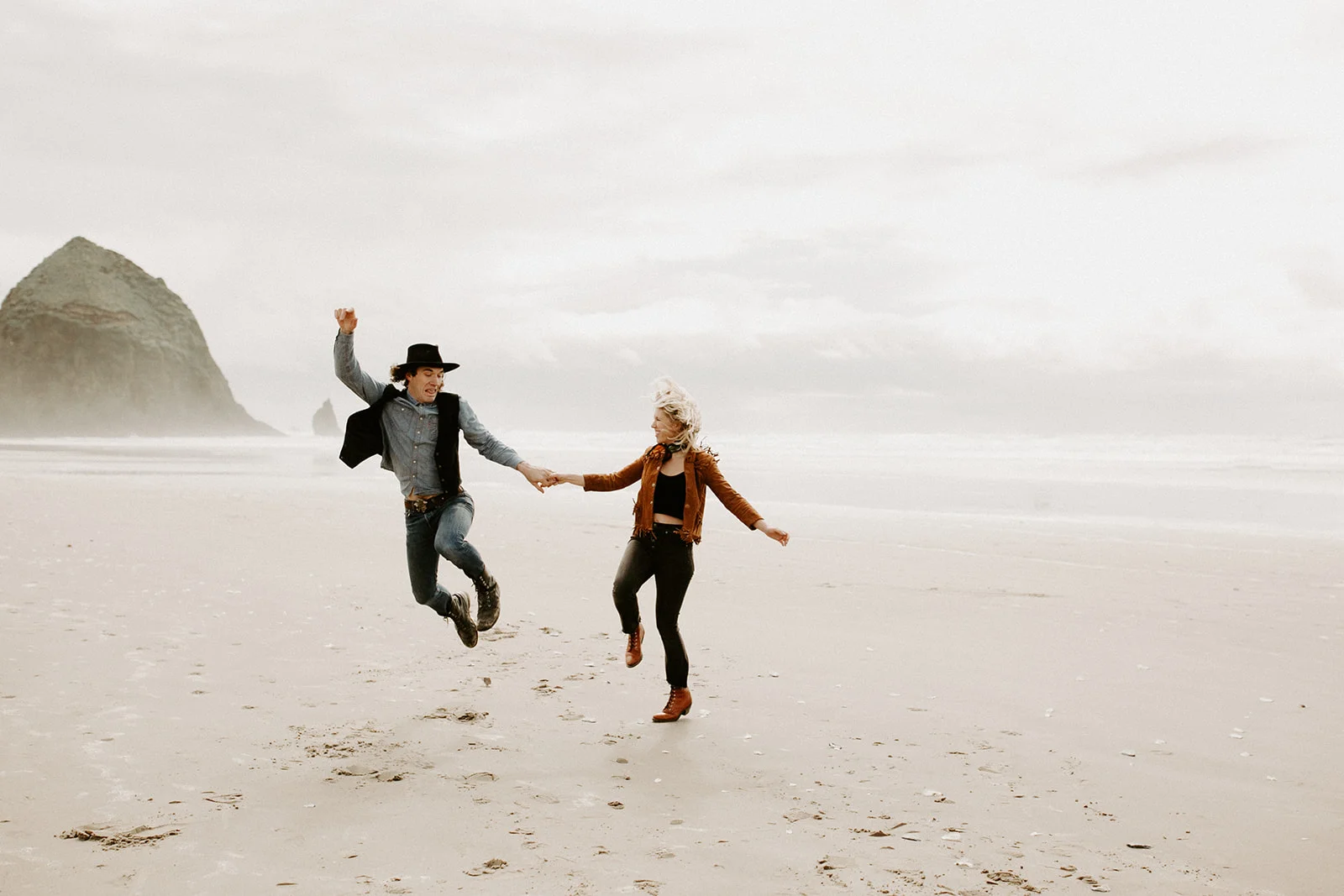 CannonBeachEngagementCharlotteandJamesDawnCharlesPhotographer-169.jpg