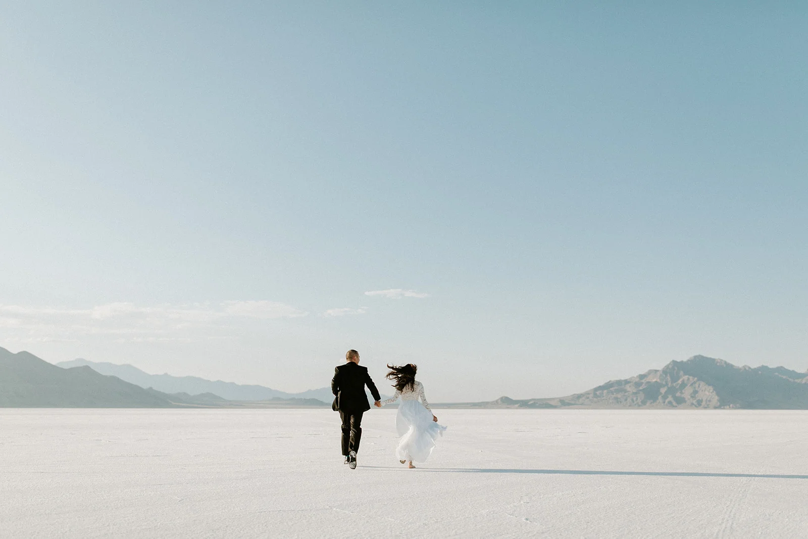 BonnevilleSaltFlatsWeddingDesireeandMichaelDawnCharlesPhotographer-10.jpg