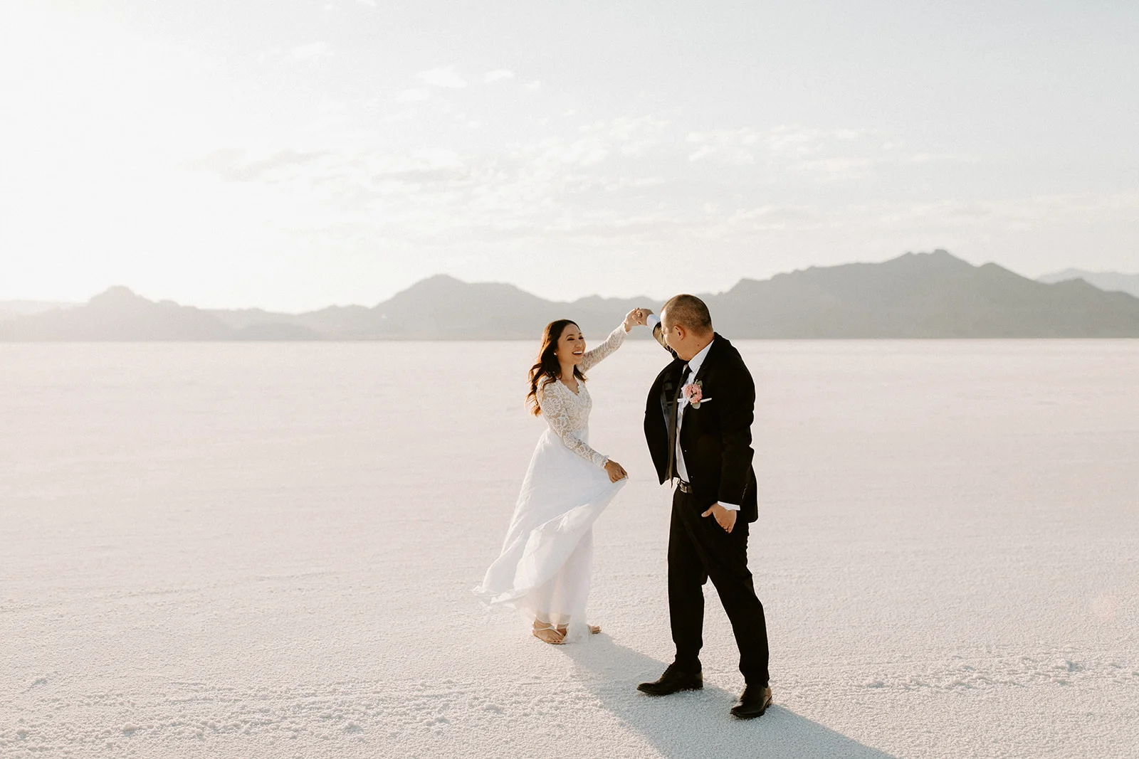 BonnevilleSaltFlatsWeddingDesireeandMichaelDawnCharlesPhotographer-101.jpg