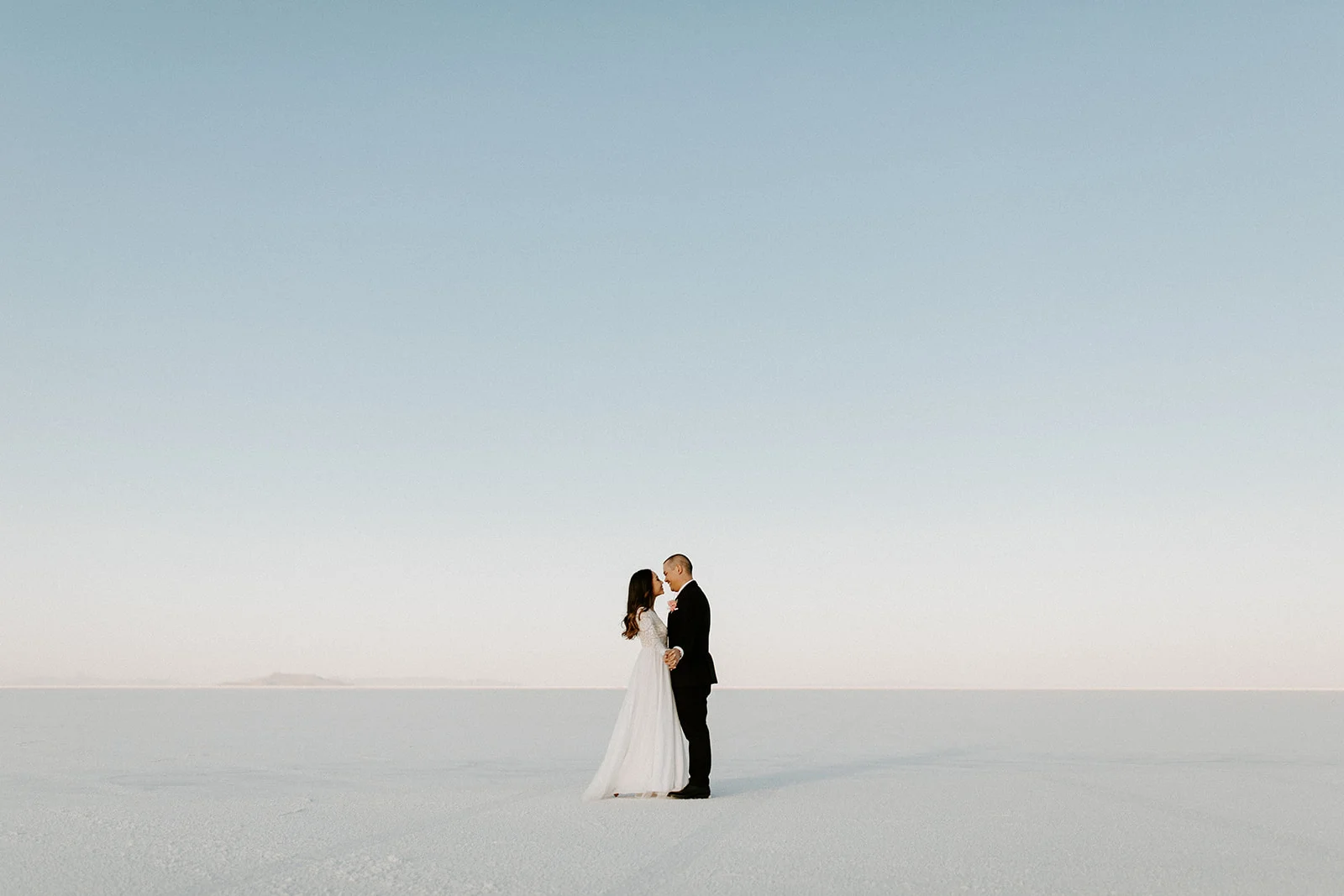 BonnevilleSaltFlatsWeddingDesireeandMichaelDawnCharlesPhotographer-139.jpg
