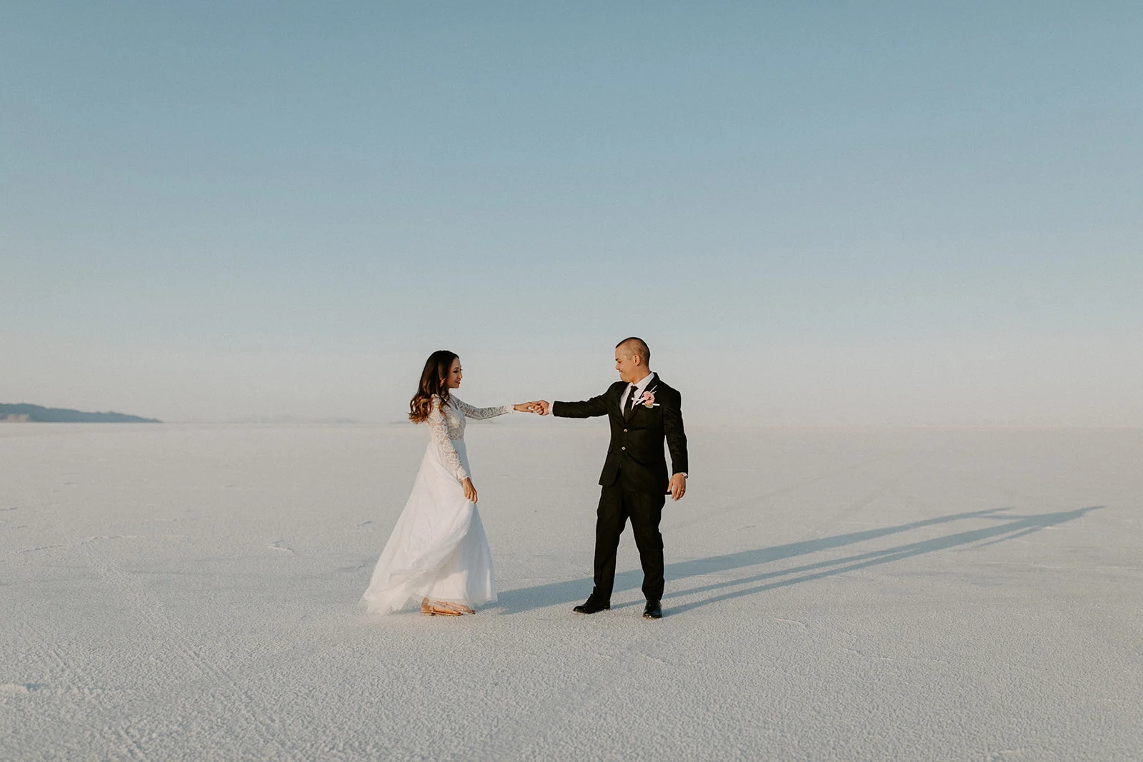 BonnevilleSaltFlatsWeddingDesireeandMichaelDawnCharlesPhotographer-151.jpg