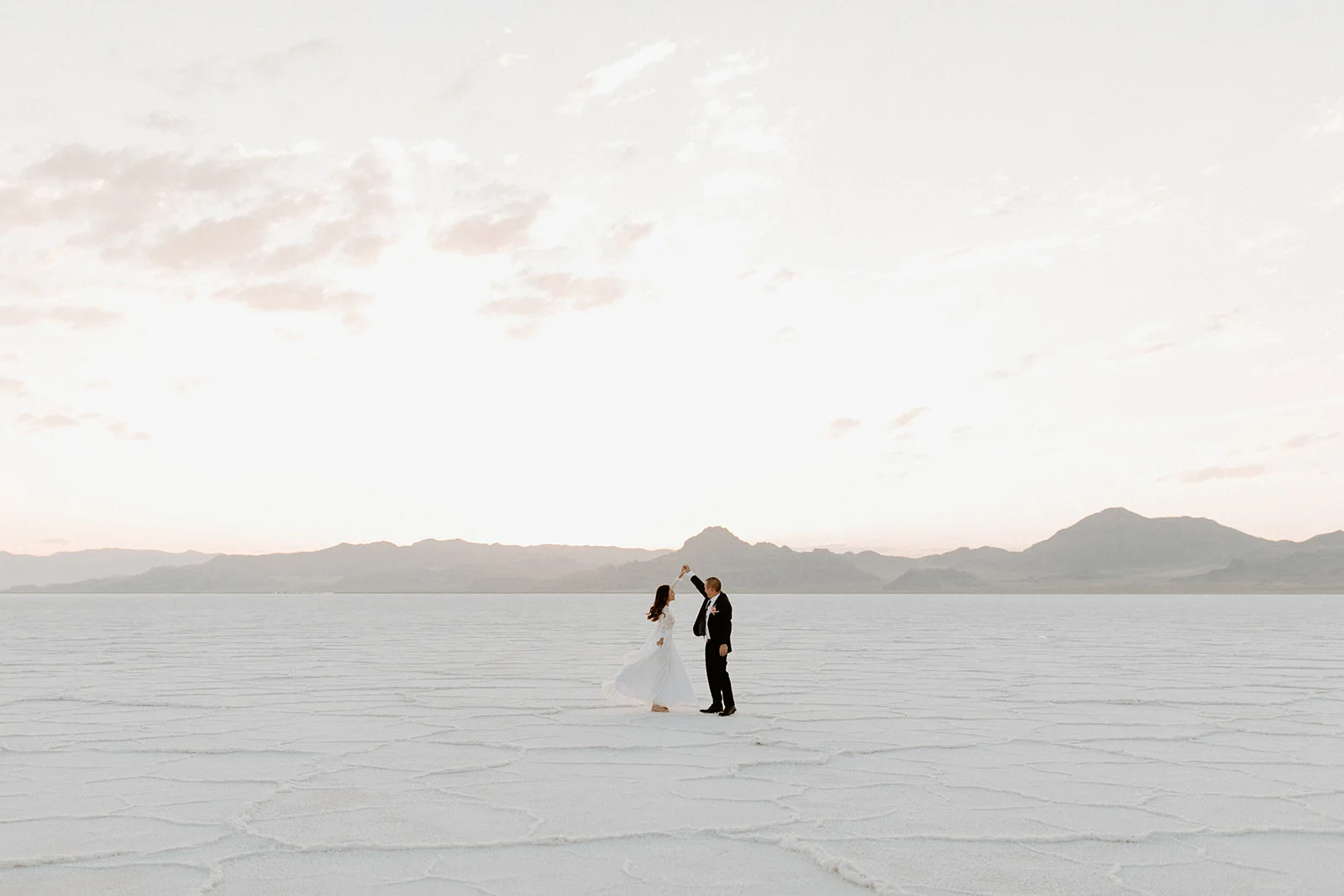 BonnevilleSaltFlatsWeddingDesireeandMichaelDawnCharlesPhotographer-300.jpg