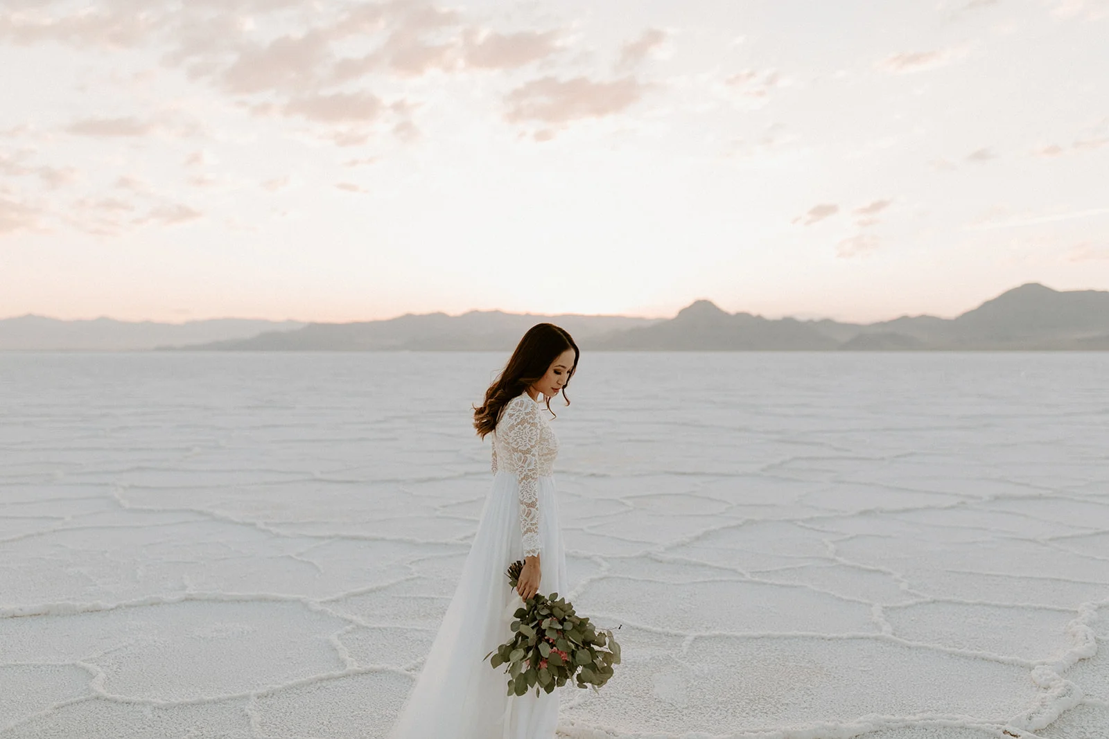 BonnevilleSaltFlatsWeddingDesireeandMichaelDawnCharlesPhotographer-309.jpg