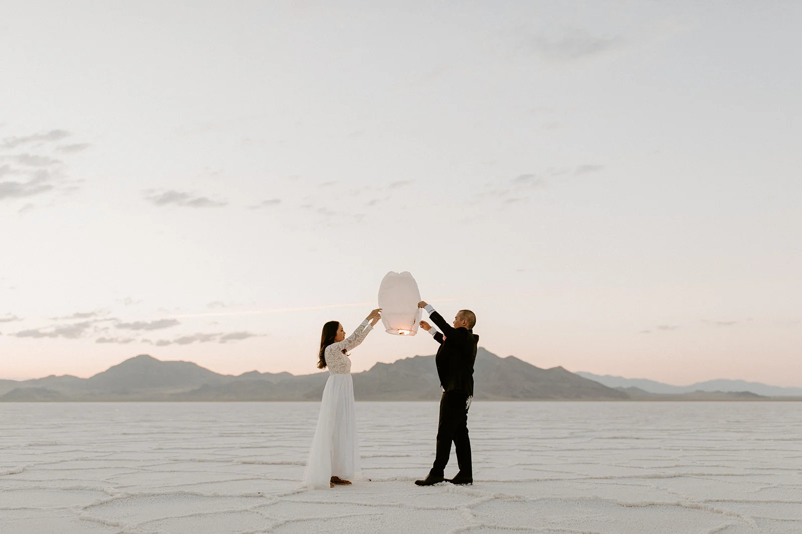 BonnevilleSaltFlatsWeddingDesireeandMichaelDawnCharlesPhotographer-333.jpg