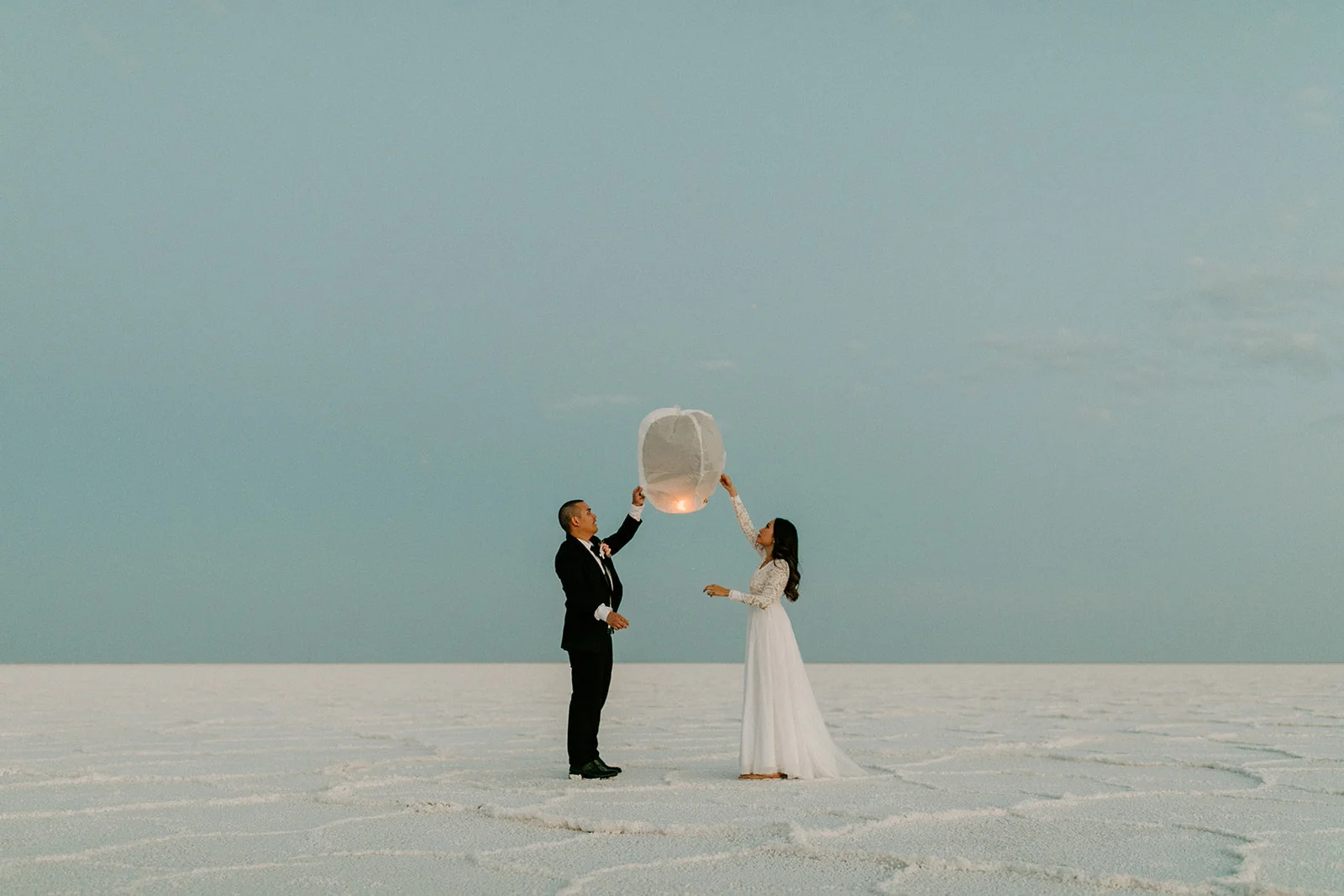 BonnevilleSaltFlatsWeddingDesireeandMichaelDawnCharlesPhotographer-356.jpg