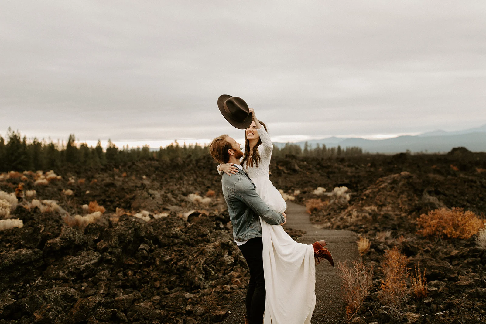 BendOregonElopementLindsayandEricDawnCharlesPhotographer-75.jpg