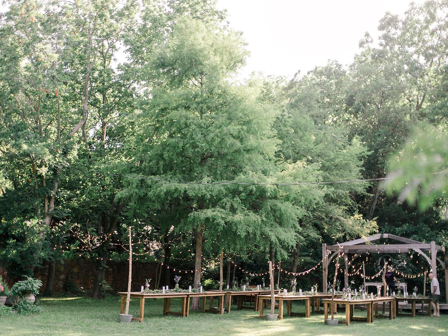 The gorgeous shade of June. 📷: @jenneferwilson  #oklahomaweddings #junewedding #stonebarnweddings #oklahomaweddingvenue #blueberryhillstonebarn