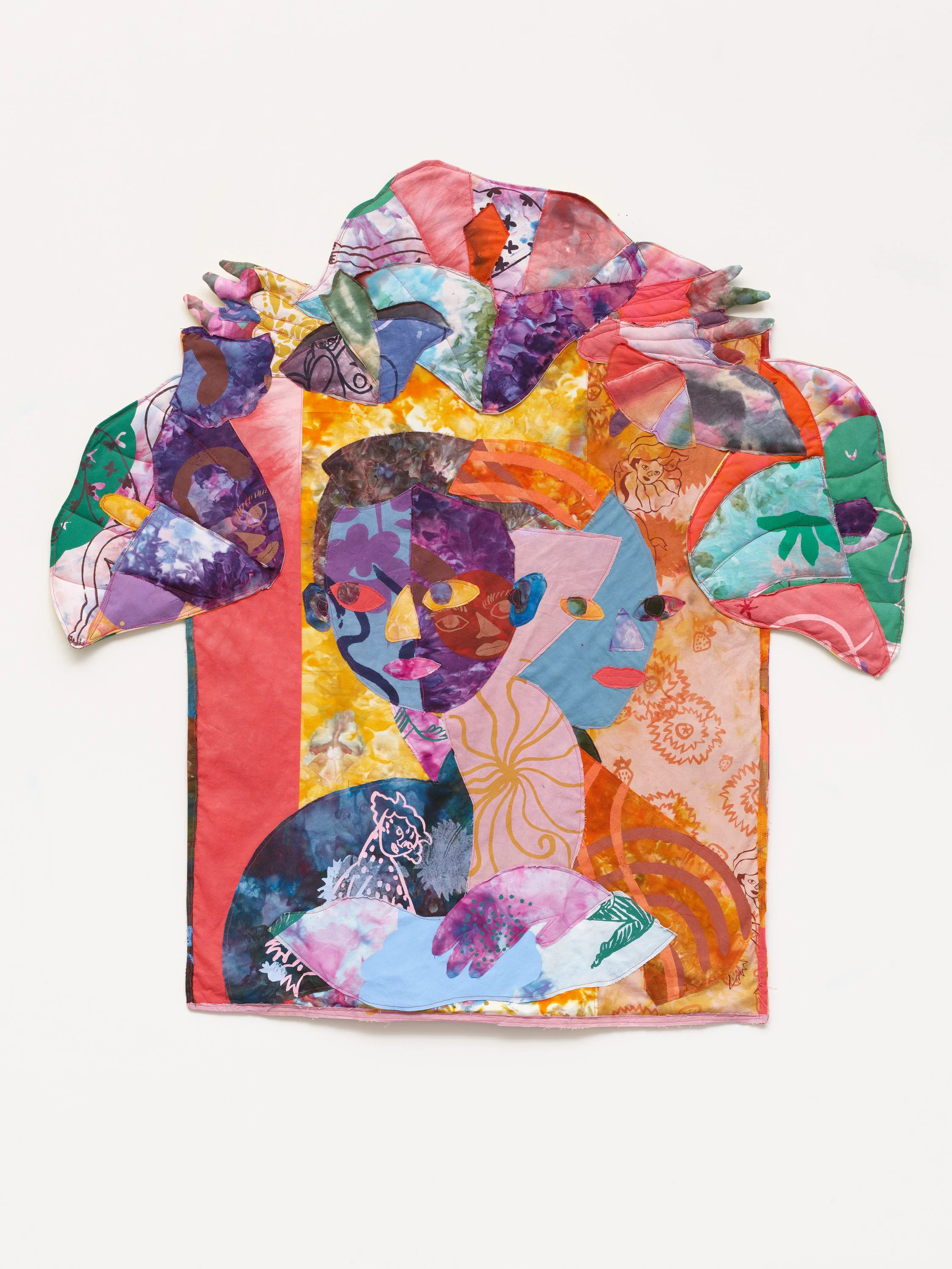   Hecha de Pedacitos , 2025. Hand dyed and screen printed fabric, thread and batting. 38 1⁄2 x 38 1⁄2 in ( 97.8 x 97.8 cm) 
