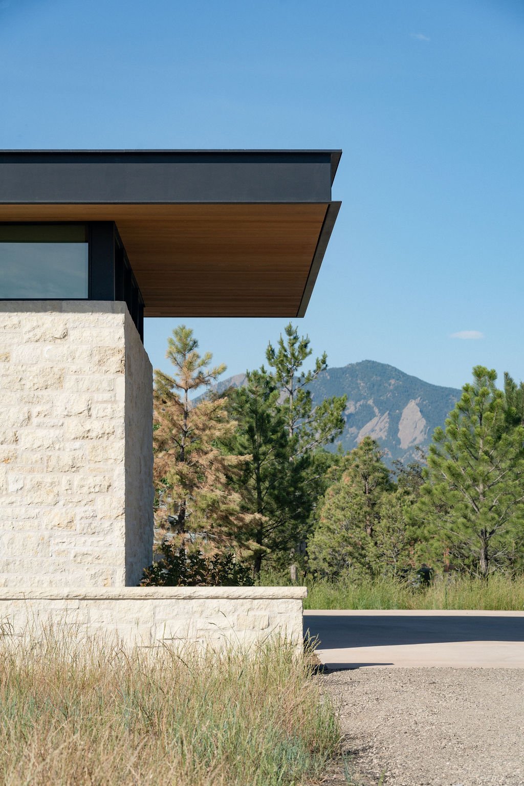 MaggiesFarm_SurroundArch-Exterior-Barn-Garage-Flatiron-View.jpg