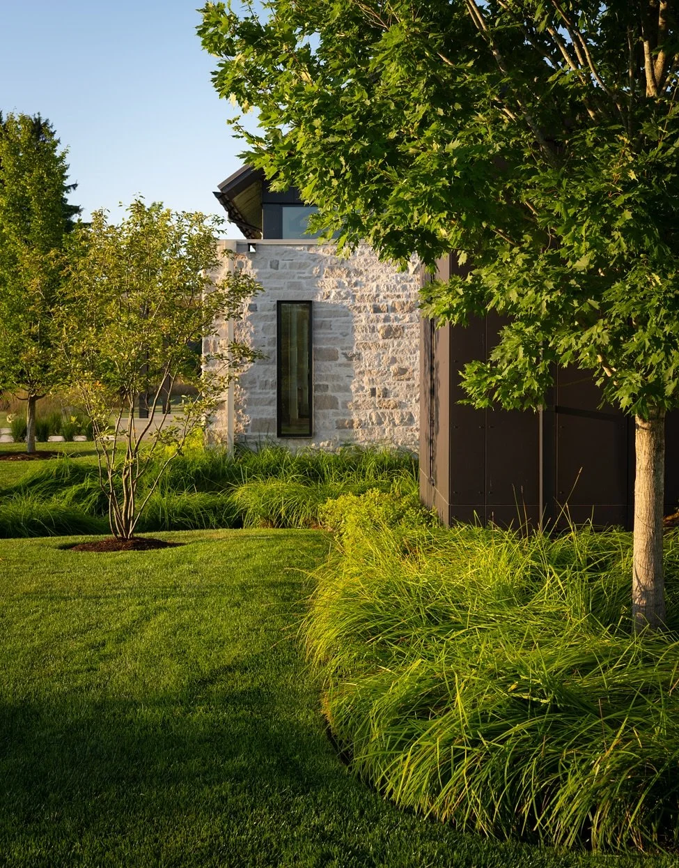 Scenes of summer as the landscape takes root at Lacuna, where tall grasses and flourishing hydrangeas grow right up to the edge of the home, rooting the structure in place too.&nbsp;

Thanks to our talented collaborators @thelandmarkgroup for helping