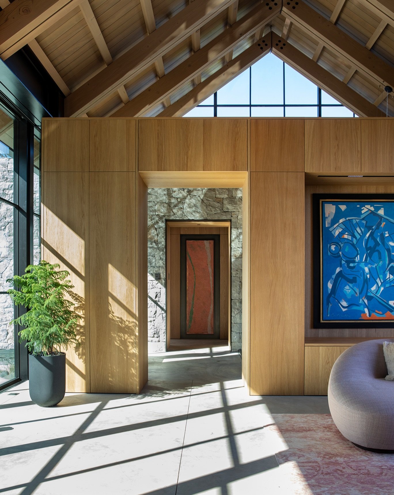 An internal reveal from our newly completed Amani project, demonstrating the use of refined mass, constrained materiality, and the soul of craft.
The subtle textures within the space each catch the daylight in different ways during the day, adding to