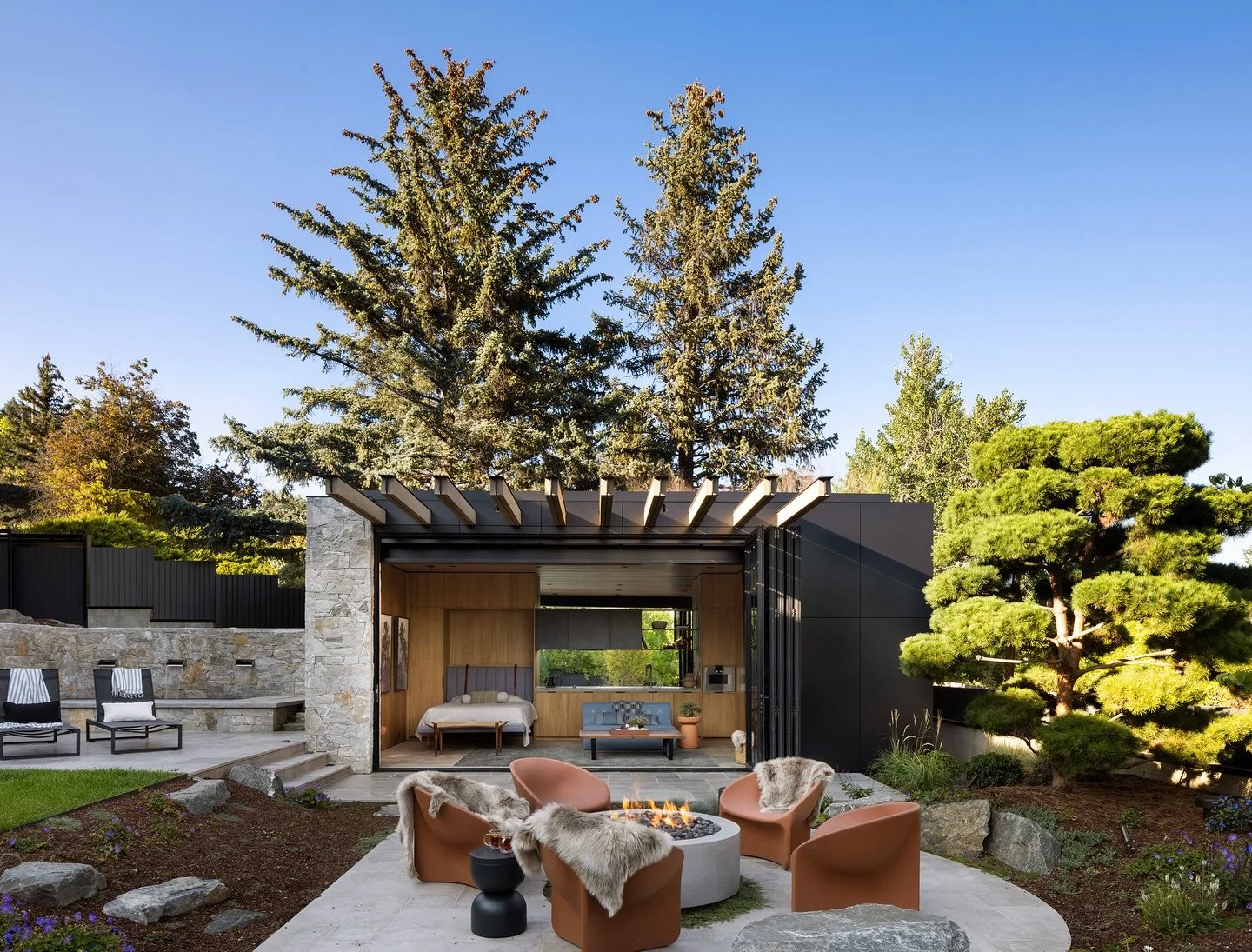 The Amani pool house, perched on the hillside above Boulder, serves as a luxurious extension of the main residence&rsquo;s amenities.
Seamlessly connecting indoor and outdoor living, an accordion door system opens the interior fully to the yard.
Gues