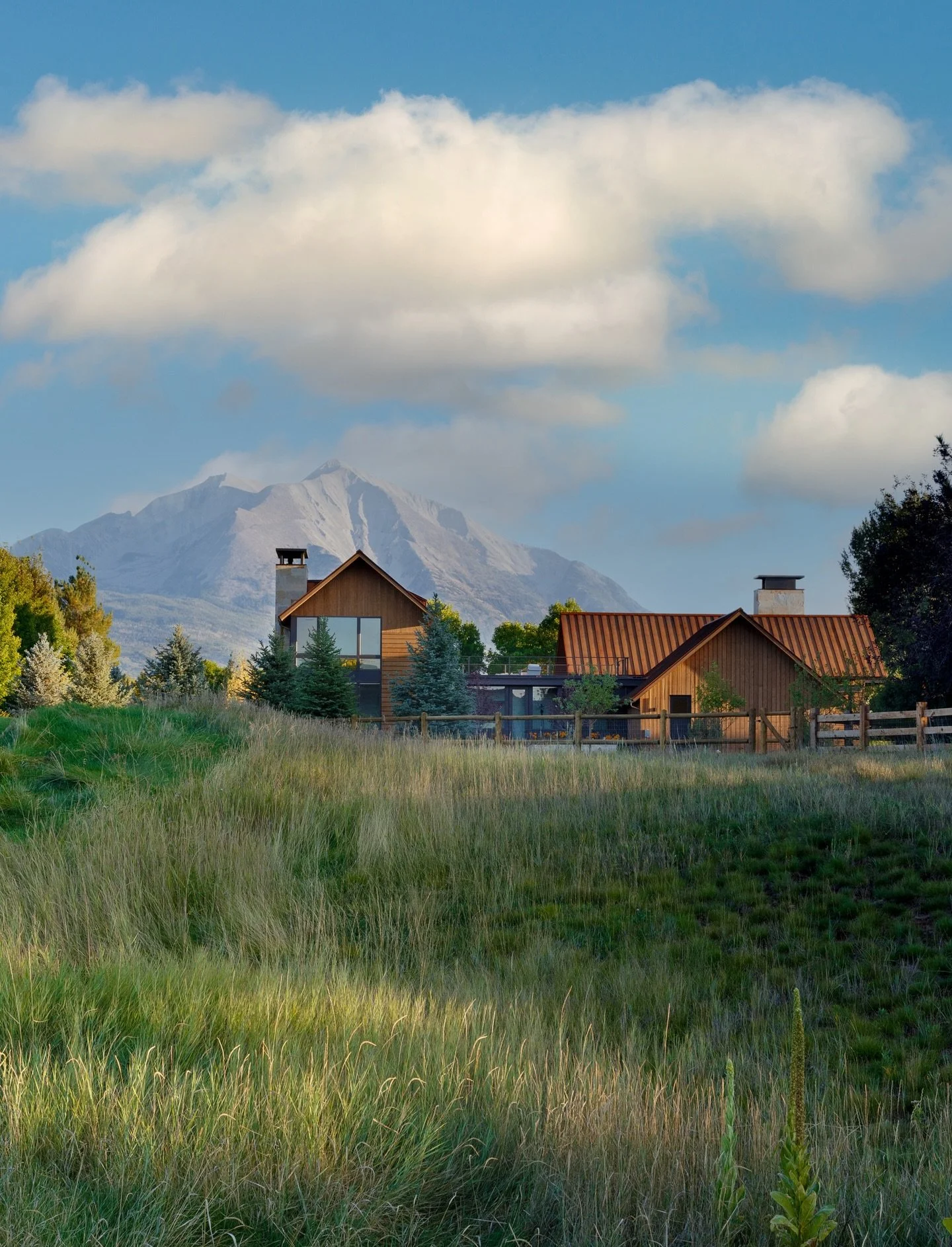 Nestled in the rolling meadows below Mount Sopris, Crystal Bridge is an ode to the mining homesteads that first settled Colorado&rsquo;s Roaring Fork Valley.

Architecture + Interiors: @surroundarch 
Builder: @ramdev2423 
Photography + Styling: @emre