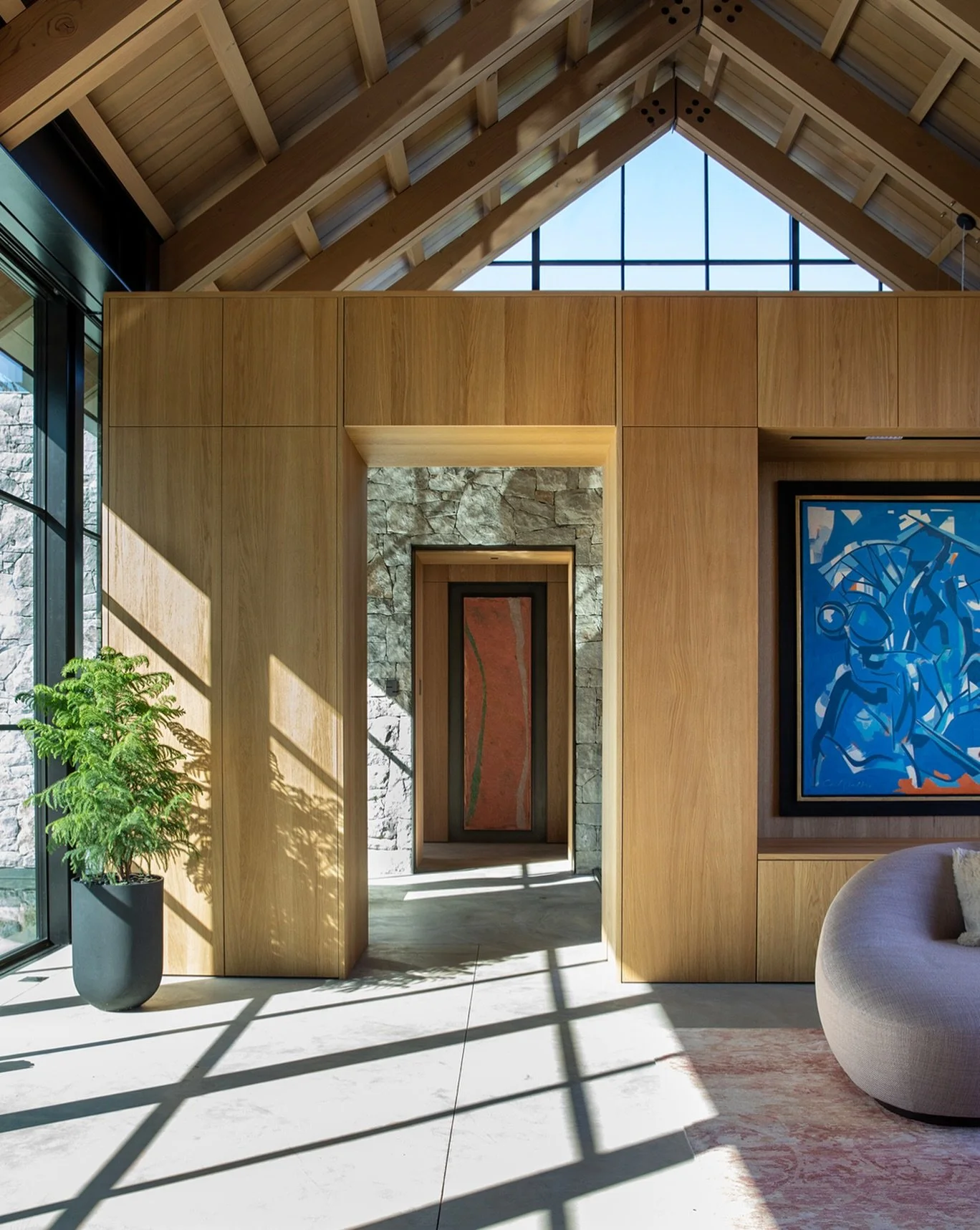 An internal reveal from our newly completed Amani project, demonstrating the use of refined mass, constrained materiality, and the soul of craft.
The subtle textures within the space each catch the daylight in different ways during the day, adding to