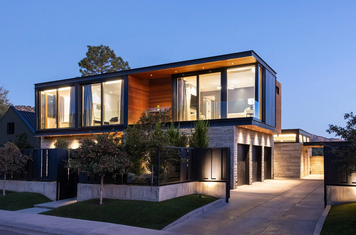 Pure in form &mdash; a glass prism set within a steel exoskeleton &mdash; Sunset shifts the focus from the architecture, to the views that it frames.

Architecture: @surroundarch 
Builder: @harringtonstanko 
Landscape: @marpalandscapes 
Photography: 