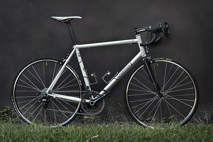 The Llewellyn It Goes Crescendo bike with Falz fork by Darrell McCulloch. XL Spirit for Lugs Columbus, Campagnolo 11 speed Chorus mechanical, Campagnolo Record hubs, tied and soldered rear wheel, rims Mavic Open Pro with Deda Zero 100 bars and Deda stem. Prologo saddle with one of Carbon Fizik Cyrano post.