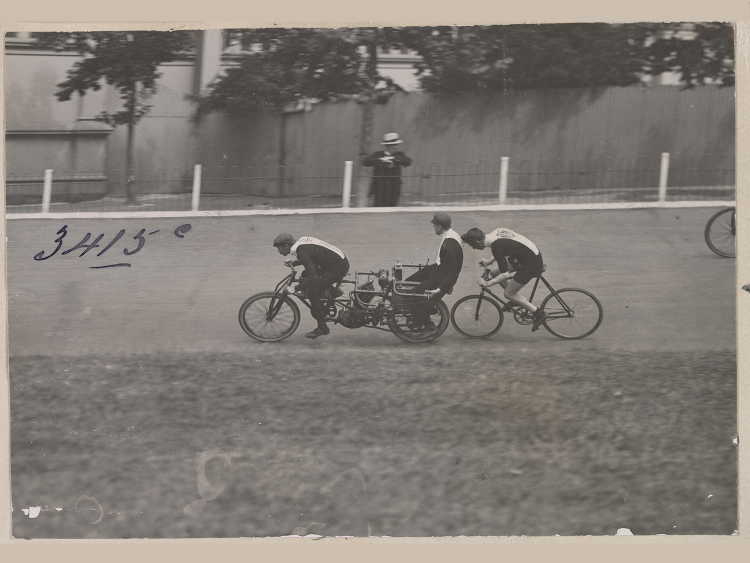 Thaddäus Robl January 1903 at the Melbourne Exhibition Track, Carlton. Photo by Albert Sutcliffe State Library of Victoria.